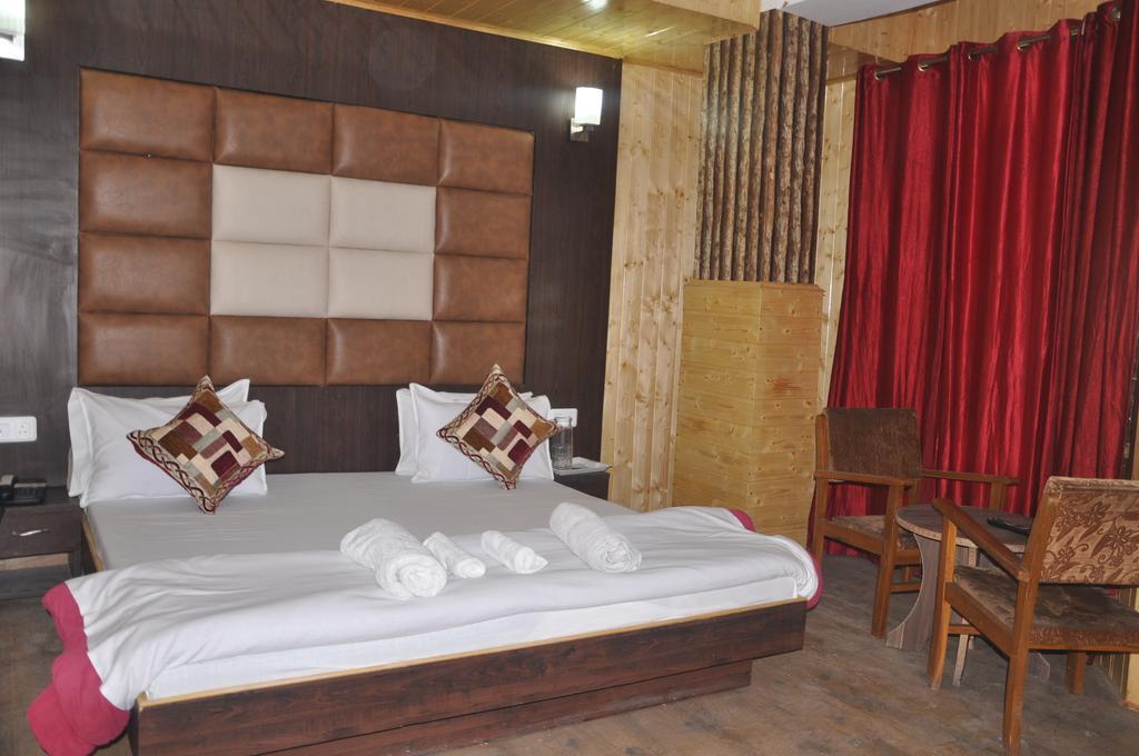Hotel Azad Durgjan Номер фото