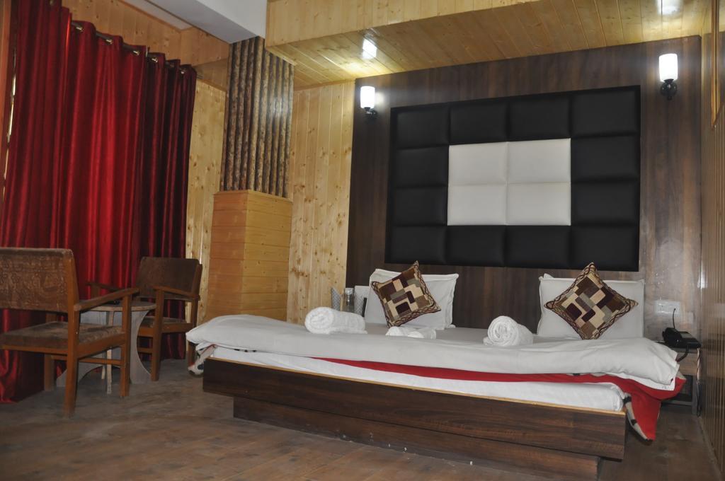 Hotel Azad Durgjan Номер фото
