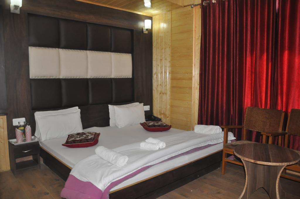 Hotel Azad Durgjan Номер фото